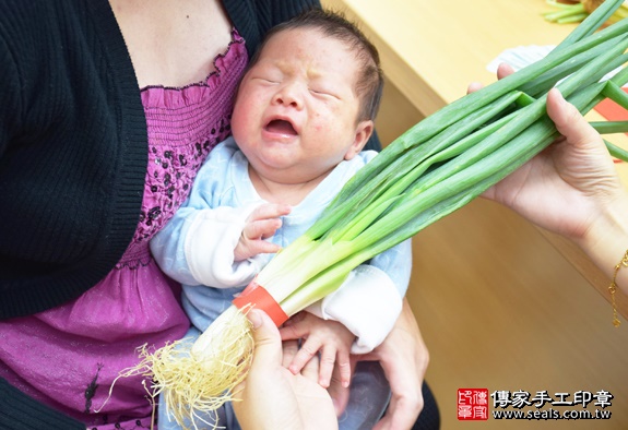 剃胎毛、滿月剃頭、嬰兒剃頭、嬰兒理髮、嬰兒剃髮、嬰兒剃胎毛、嬰兒滿月剃頭、寶寶剃頭、剃胎毛儀式、剃胎毛吉祥話、滿月剃頭儀式、滿月剃頭吉祥話、寶寶剃胎毛、寶寶滿月剃頭理髮、 新竹香山區剃胎毛、新竹香山區滿月剃頭、新竹香山區嬰兒剃頭剃胎毛、新竹香山區嬰兒理髮、新竹香山區嬰兒剃髮、林寶寶(新竹香山區嬰兒寶寶滿月剃頭理髮、免費嬰兒剃胎毛儀式吉祥話)。中國風會場，爸媽寶貝免費穿「日中韓」古裝禮服。專業拍照、DVD光碟、證書。★購買「臍帶章、肚臍章、胎毛筆刷印章」贈送：剃頭、收涎、抓周，三選一。2015.12.24 照片10